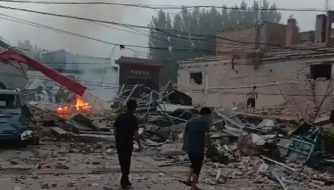 影/夷為平地！河北民宅燃氣爆炸釀6死傷　鄰居家慘遭波及「炸出裂縫」