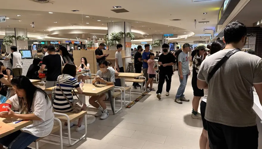 影/颱風天逛街天？台中百貨公司湧覓食人潮　民眾嘆：外送訂不到