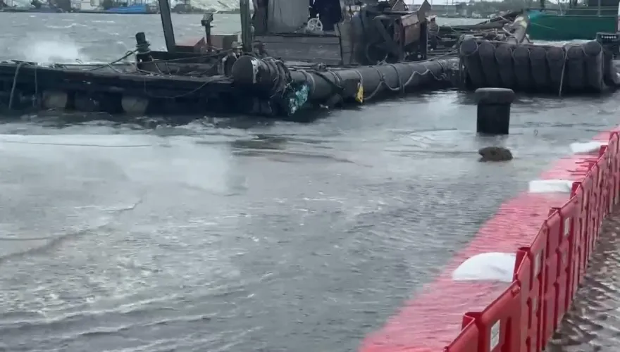 影/雲林箔子寮漁港「海水倒灌」設防汛擋板　張麗善：明續放颱風假機率大