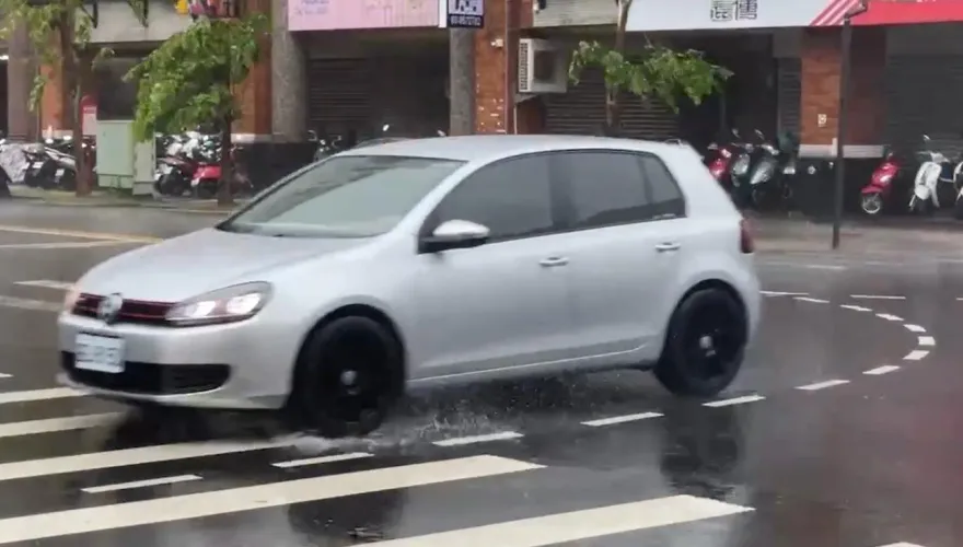 影/宜蘭風強雨驟！網友曝凱米「一可怕之處」：若走西北颱路徑就慘了