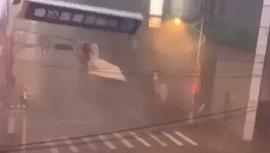 影/花蓮5251戶停電！巨型招牌不敵颱風突墜落　變電箱爆炸火光沖天