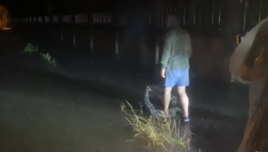 水淹到膝蓋！凱米暴雨侵襲宜蘭冬山鄉　民眾驚嚇「找不到回家的路」