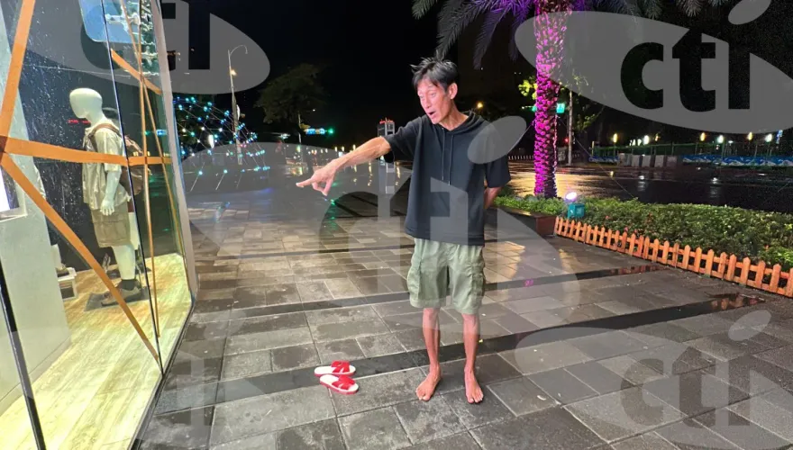 獨/直擊！唐治平颱風夜信義商圈遊蕩　紅白拖脫了又穿頻說「髒東西跟著我」