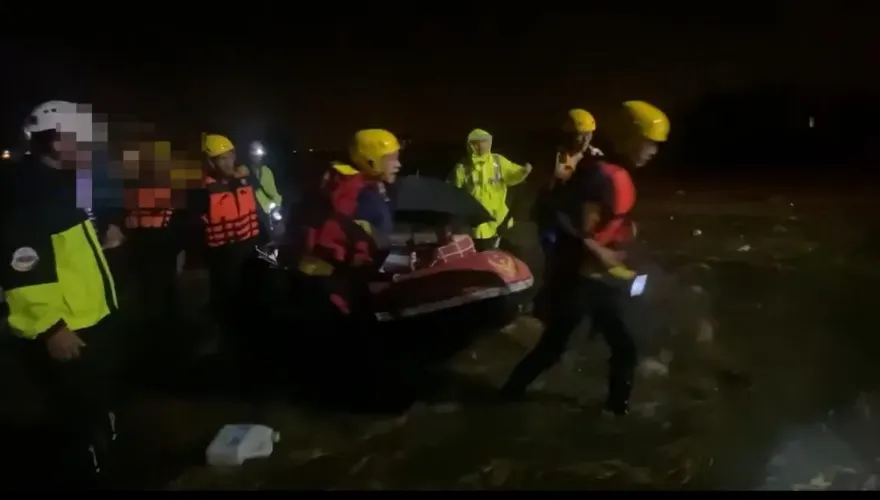 影/三星清洲二路「水深及腰」！警消急馳援救11名行動不便者