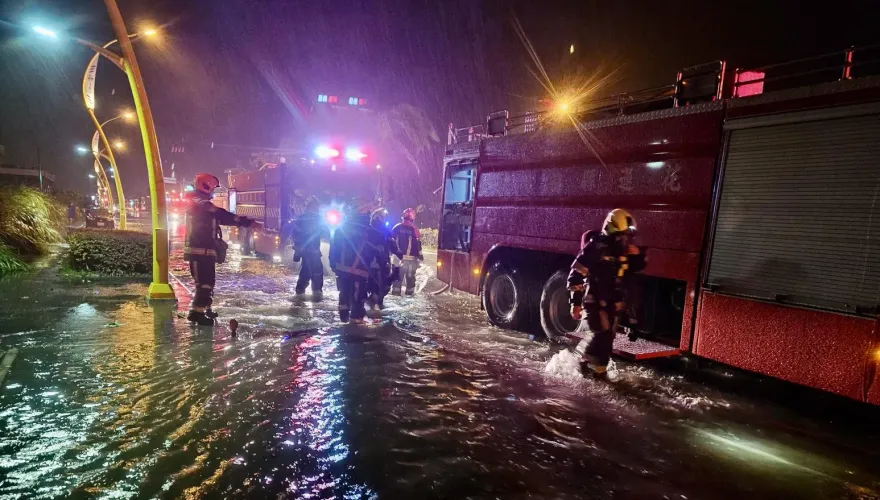 快訊/花蓮吉安汽車材料行暗夜火警　道路變小河消防人員涉水搶救