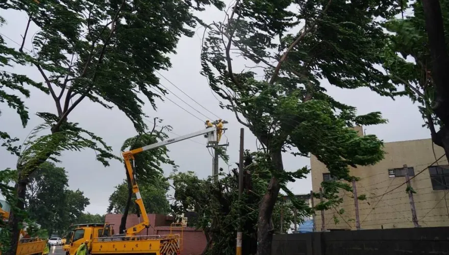 凱米風雨驚人！全台逾45萬戶曾停電 　仍有4萬多戶未復電搶修中