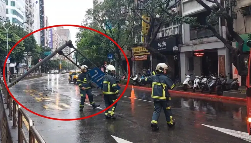 台北市災情！大貨車疑天雨打滑　交通號誌桿「整根被撞倒」