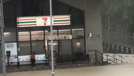 凱米颱風雨炸高雄！月世界泡水、道路變河流　網紅超商慘被洪水圍困