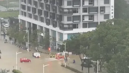 影/凱米豪雨彈狂炸！高美館豪宅區地下室湧泥瀑　「黃河」空拍曝光