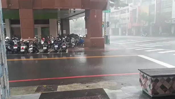 莫拉克等級雨彈狂砸！中南部陷入「山海關」　鄭明典：外圍環流+季風所致
