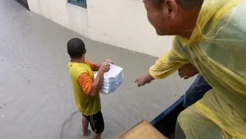 揪甘心！嘉義鹿草洪水圍困　善心企業家擔心「老人家肚子餓」…涉水派送便當