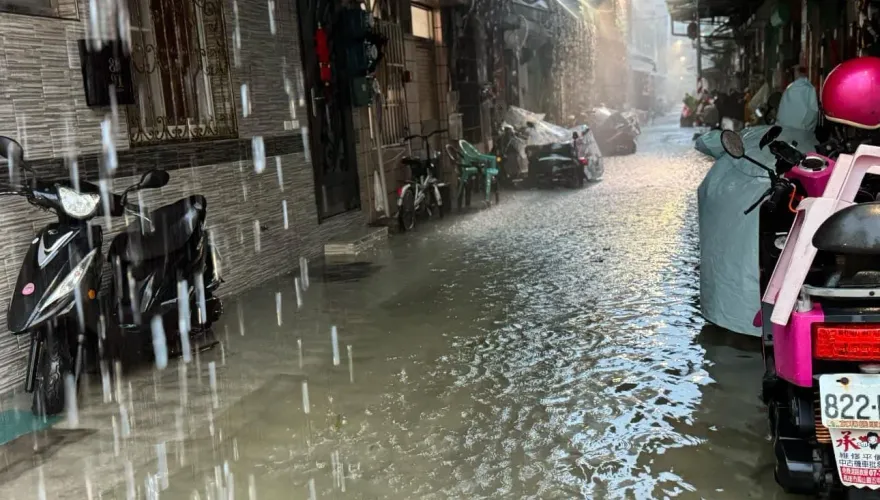 雨炸高雄大淹水！　綠委巡視災區心痛喊：很抱歉做得不夠