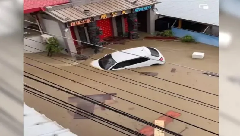 影/車車不要走！高雄小巷變漂漂河　白色掀背車神奇急閃天公廟