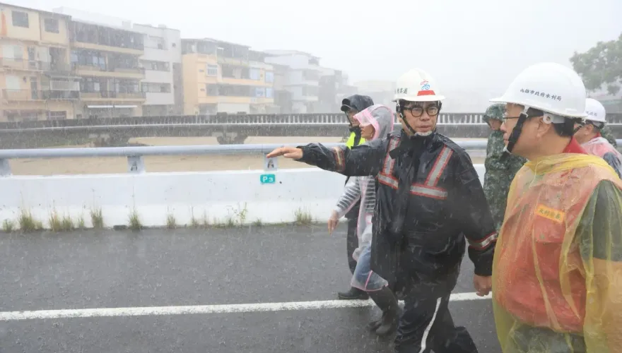 凱米颱風暴雨重擊高雄　網友湧入陳其邁臉書留言兩樣情