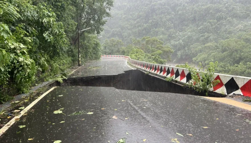影/凱米颱風豪雨炸南投！信義鄉道路坍崩「整塊路面消失」　東埔村淪孤島