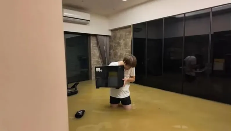 百萬YTR儒哥高雄家「水淹半層樓高」　心愛重機全泡水...街道成汪洋