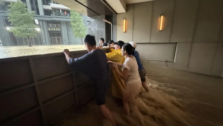 影/高雄左營大樓「車道灌黃瀑」　住戶合力關上防水閘門畫面曝光