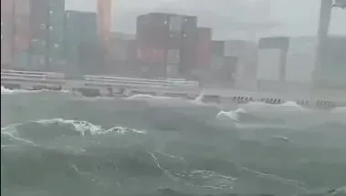 影/太可怕！高雄港大浪水淹碼頭　差點淹到貨櫃山