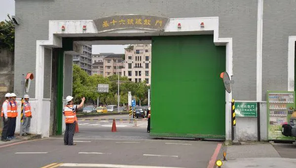 北市車主快移車！晚間8時疏散門「只出不進」　凌晨0時拖吊