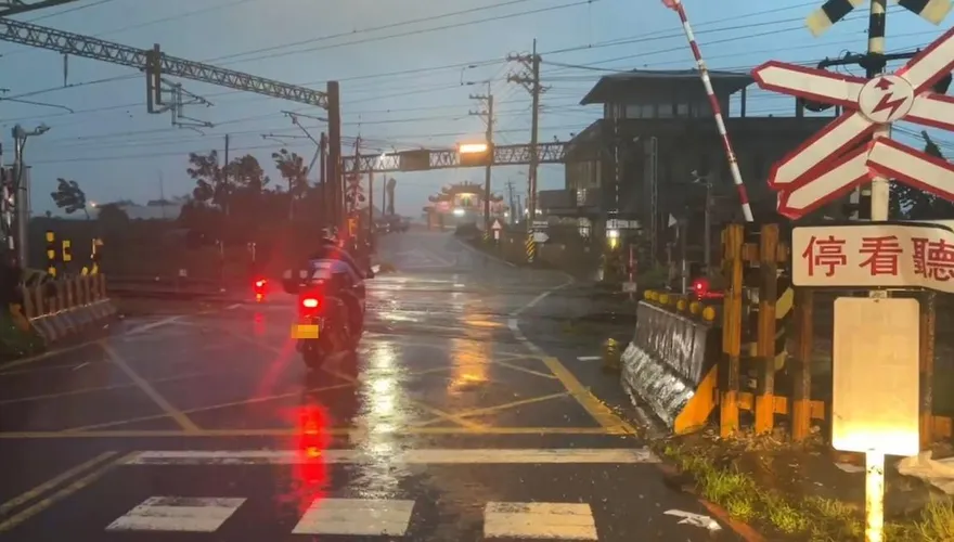 影/蹂躪畫面曝光！台鐵西部幹線「地基掏空」　「暴雨+狂風」煉獄般肆虐