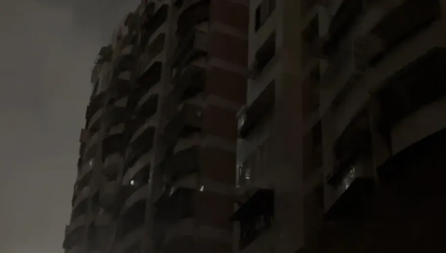 影/恐7天有家歸不得！暴雨灌大樓釀4468戶停電　高雄住戶淚控主委避責