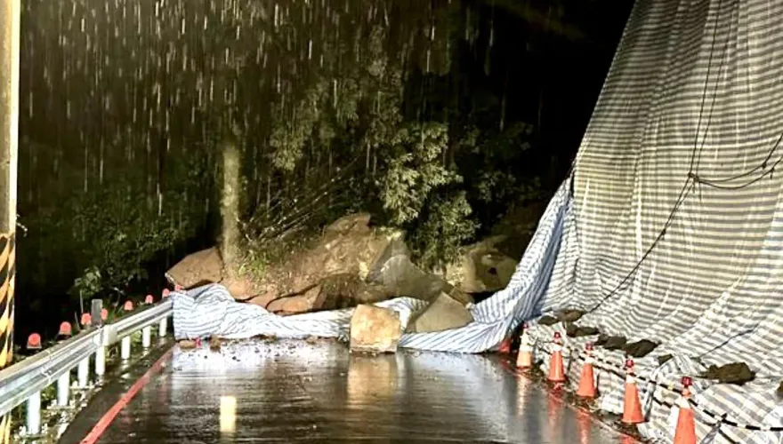 快訊/新北三峽山區台114線坍方　巨石崩落路面阻斷交通