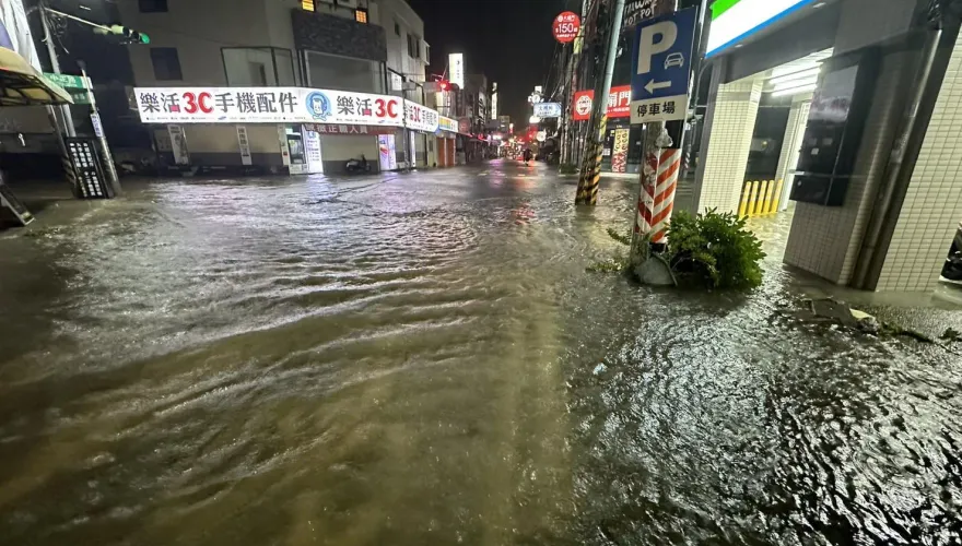 快訊/快被淹成水上大學！虎尾科大校門口「樹倒、水淹小腿肚」豪雨未歇