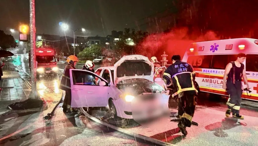 快訊/新北林口追撞車禍釀火燒車　駕駛37歲男肇事逃逸