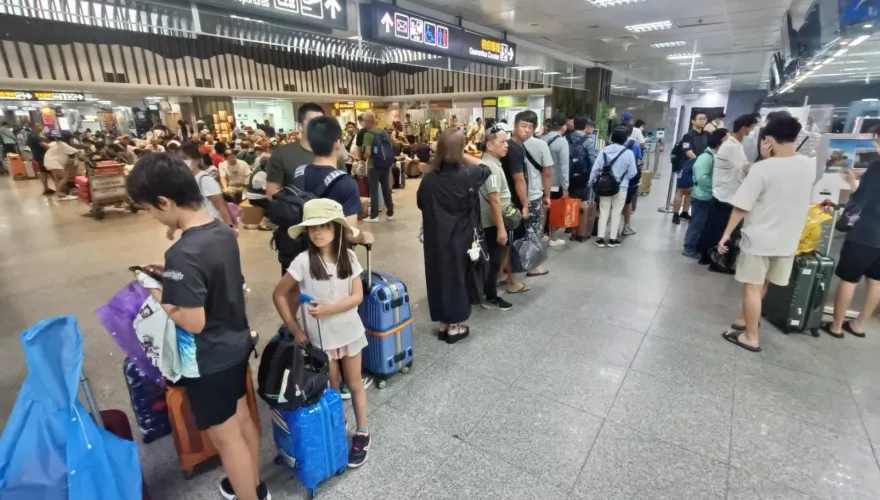 影/凱米颱風來襲！金門機場塞滿千名旅客　她無奈淚嘆：想老公了