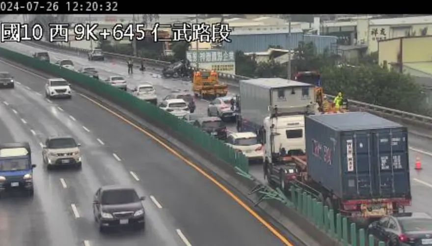 快訊/國10仁武段2車追撞佔內線！小客車翻覆「四腳朝天」　釀1傷、1人受困