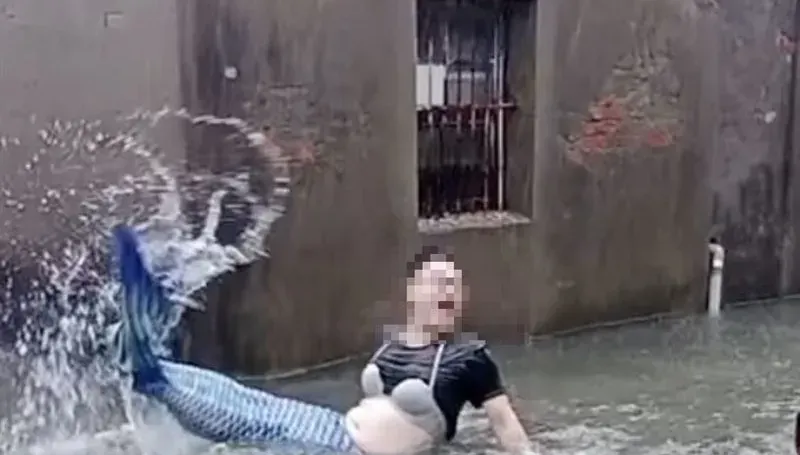 民眾颱風天上街玩大眾湯…苦中作樂　醫狂勸母湯：等於舔馬桶