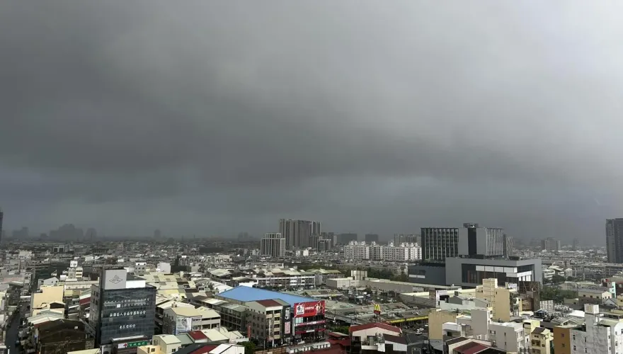 台南剉咧等！氣象粉專1圖示警：雨帶正在排隊進入