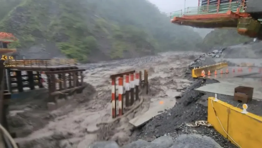 快訊/「11縣市」續遭颱風尾蹂躪！南橫明霸克露橋遭土石掩埋500m　雙向無法通行