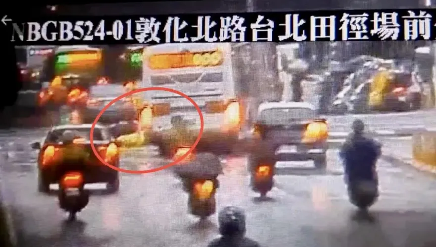 快訊/台北小巨蛋前等紅燈遭公車追撞　機車騎士險被輾過影片曝光