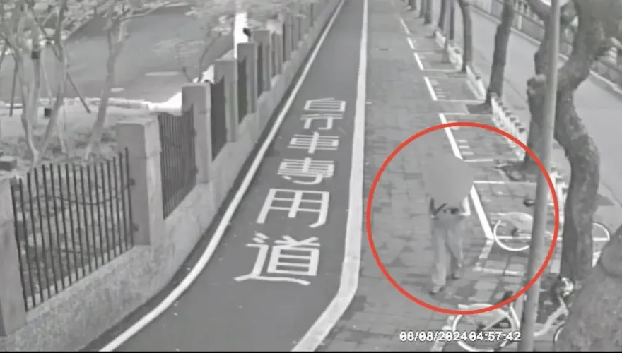 影/外籍男騎Ubike耳機遺留籃子內　男子摸走遭逮竟掰「以為是自己的」