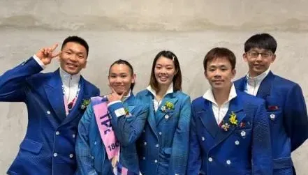 中華隊開幕準備進場！戴資穎與隊友拍照留念、錄影「轉播」：雨有點大