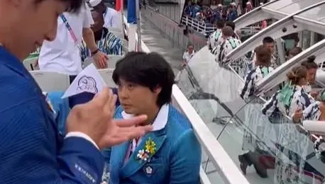 隔船也能換！陳弈通接捷克選手徽章險落漆　孫振賣力揮旗頭髮全濕
