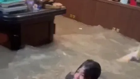 影/客廳變泳池、窗台變跳水台！鹿港民宅遭雨水灌入　他無奈：沒想過要游出家門