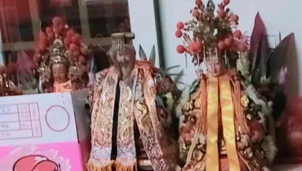 2歲半兒子突喊「祂要跟我玩」　媽媽嚇壞：還沒請上桌