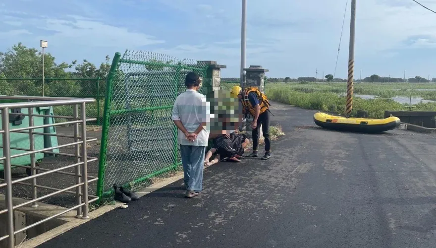 快訊/父崩潰抱屍不語！雲林「10歲童摔落抽水站大排」　遭沖走1天尋獲已溺斃