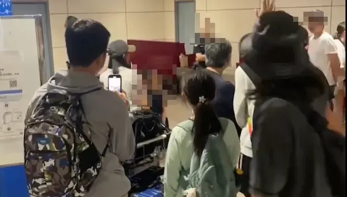 等不到行李原地飆罵！華航主任「當場下跪」惹心疼　內行人曝：不是她的問題