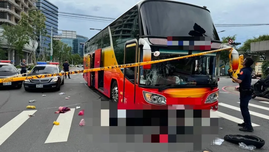 快訊/板橋死亡車禍！8旬嬤騎車遭「闖紅燈遊覽車」撞飛　重傷送醫不治