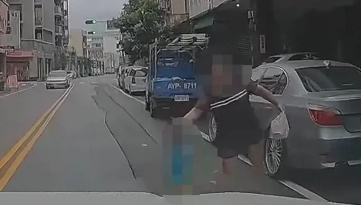 員林狠婦「2度甩幼兒到路中間」險釀撞飛意外！疑涉不當管教…警方說話了