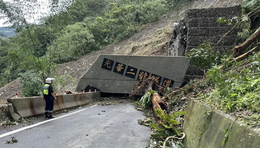 快訊/隧道崩塌變平地！嘉縣159甲線搶通沒多久　40k「土石崩落」道路中斷