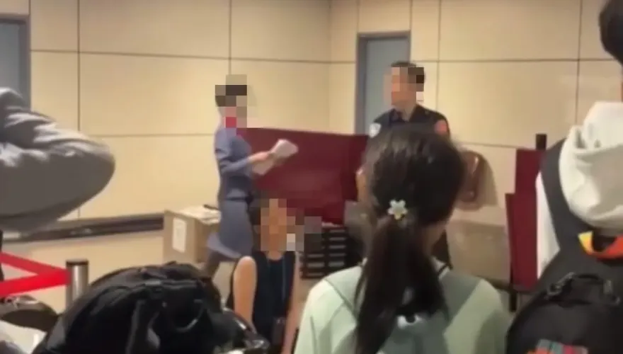 「叫經理來」！華航地勤下跪事件  黑衣男機場飆罵招眾怒