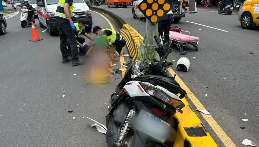 快訊/三峽死亡車禍！騎士高速自撞分隔島「整輛快解體人昏迷」送醫不治