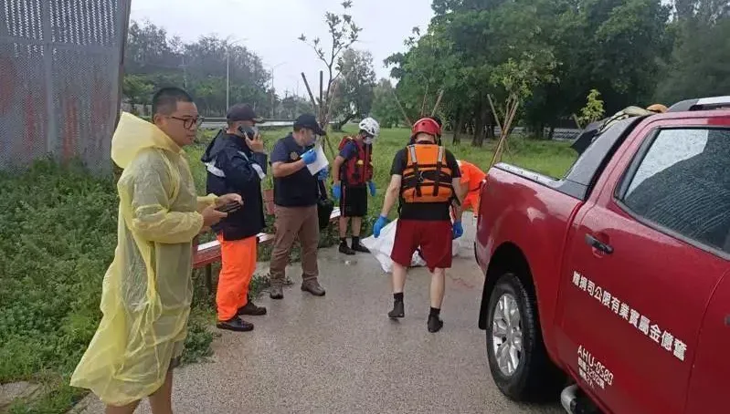 快訊/台南鯤鯓路海堤驚見男子載浮載沉！救起已無呼吸心跳　身分待釐清