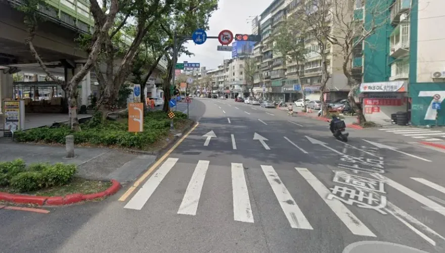 影/北市又見行人地獄！女三寶左轉疑沒煞車、沒讓　直接將斑馬線行人撞飛