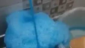 影/超噁！疑牛仔布工廠廢水污染　印度德里自來水竟成亮藍色