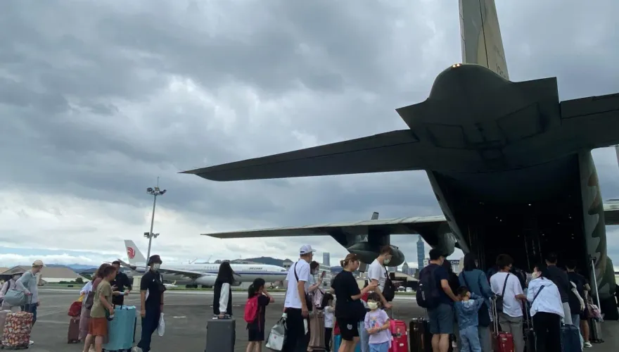 快訊/國軍全力支援！颱風衝擊離島交通　連2日逾300架次軍機疏運